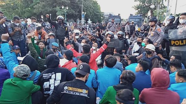 Ricuh, Demo Mahasiswa 11 April di Kota Cirebon Pengunjukrasa Terlibat Saling Lempar dengan Polisi