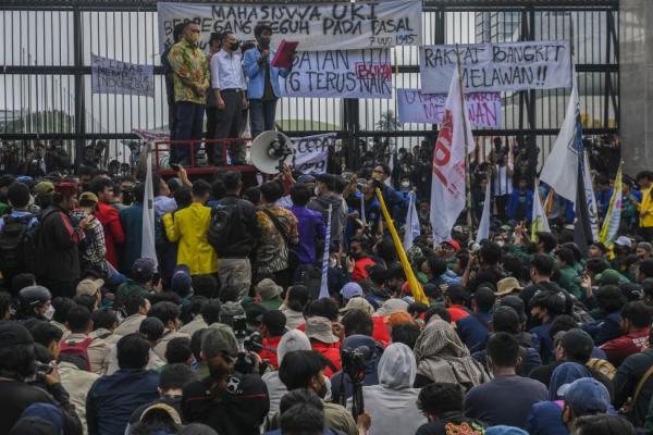 Demo 11 April, Mahasiswa Hadiahi Korek Kuping Raksasa untuk Wakil Rakyat