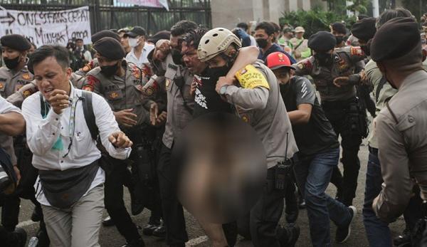 BREAKING NEWS :  6 Polisi Ikut Terluka Saat Selamatkan Ade Armando Dari Pengeroyokan Massa
