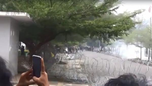 Demo Berujung Bentrok! Tembakan Polisi Dibalas Lemparan Batu