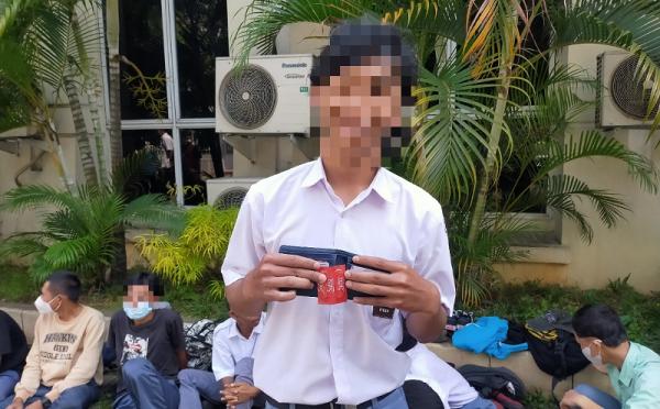 Miris! Hendak Ikut Demo, 15 Pelajar SMA ini Terjaring Petugas Bawa Kondom Hingga Mie Instan