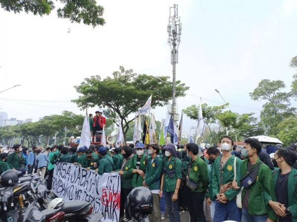 Long March Demo Mahasiswa Mulai Merayapi Jalan ke Gedung DPR