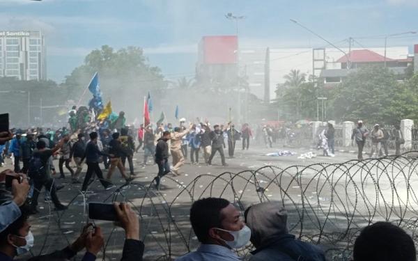 Ricuh! Tembakan Gas Air Mata Bubarkan Demo Ribuan Mahasiswa di Palembang