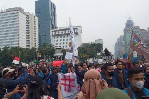 Nenek-nenek Asal Kota Medan Ikut Aksi Unjuk Rasa bersama Mahasiswa di Jakarta