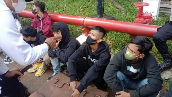 Rombongan Pemuda Berbaju Hitam Diamankan, Mengaku Mahasswa Ingin Demo 11 April