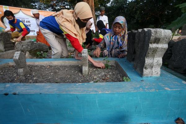 Pelajar Muhammadiyah Bersihkan Makam Islam di Surabaya