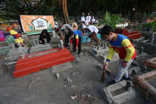 Jelang Buka Puasa, Pelajar Muhammadiyah Geruduk Makam Islam Karang Tembok Surabaya