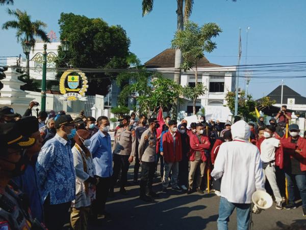 Ratusan Mahasiswa Unjuk Rasa Depan Gedung Dewan Kota Cirebon, Ini Sederet Tuntutannya
