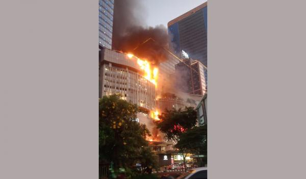 Breaking News! Tunjungan Plaza Surabaya Kebakaran, Pengunjung Histeris