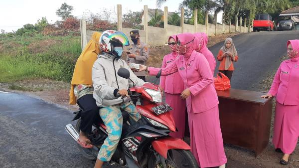 Bhayangkari Ranting Riau Silip Bagi Masker dan Takjil ke Pengendara
