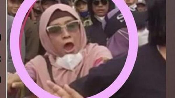 Berkaca Mata Hitam dan Jilbab Pink, Emak-emak Ini Seperti Berteriak Provokasi Pengeroyok Ade Armando