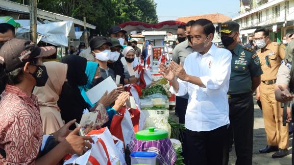 Jokowi Kunjungi Cirebon Beri Bantuan Langsung Tunai dan Sambangi Kampung Nelayan
