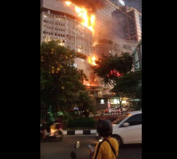 Kebakaran Tunjungan Plaza menjadikan Lalin Dialihkan ke Jalan Gubernur Suryo