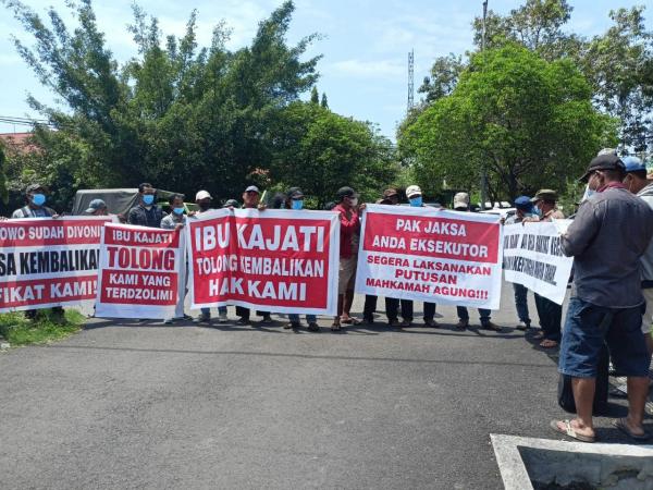 Puluhan Warga  Demo Kejari Sidoarjo, Minta BB Sertifikat Lahan 9,85 Hektar Segera Dieksekusi