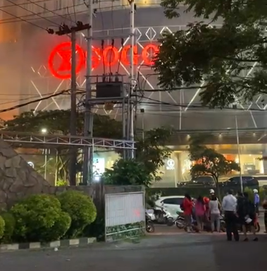 Berita Foto Tunjungan Plaza Surabaya Kebakaran, Api Membara Diatas Gedung