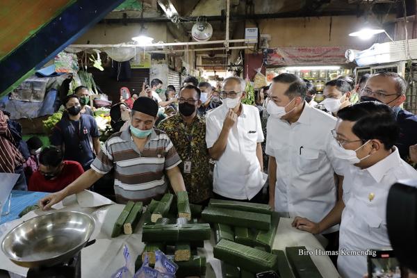 Mendag Keliling Pasar Pastikan Pasokan Bapok Aman Jelang Lebaran