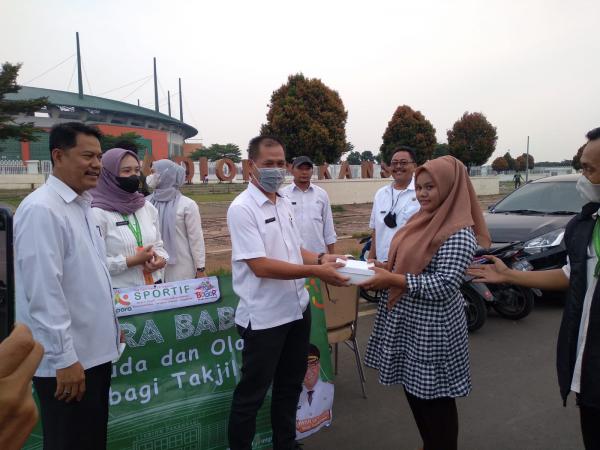 Laksanakan Program Bupati Bogor, Kadispora Turun Langsung Bagikan Takjil Ramadan