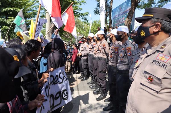 Polres Probolinggo Kerahkan Pasukan Asmaul Husna Dinginkan Aksi Demo BEM dan HMI Probolinggo Raya