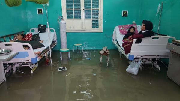 Khawatir Banjir Terus Naik, Keluarga Pasien di RSUD dr Soekardjo Ingin Segera Dievakuasi