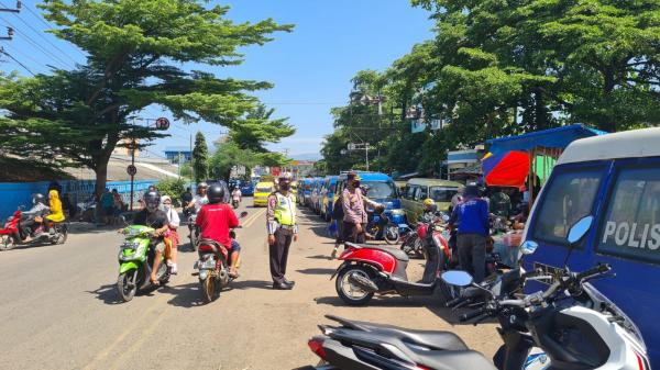 Antisipasi Macet, Polisi Tertibkan Lalu Lintas di Pasar Palabuhanratu Sukabumi