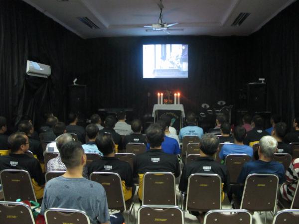 Rutan Surabaya Gelar Ibadah Kebaktian Tri Hari Suci, Tahanan Menangis Teringat Keluarga