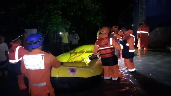 TNI-Polri dan BPBD Kota Tasikmalaya Evakuasi Puluhan Warga yang Terdampak Banjir