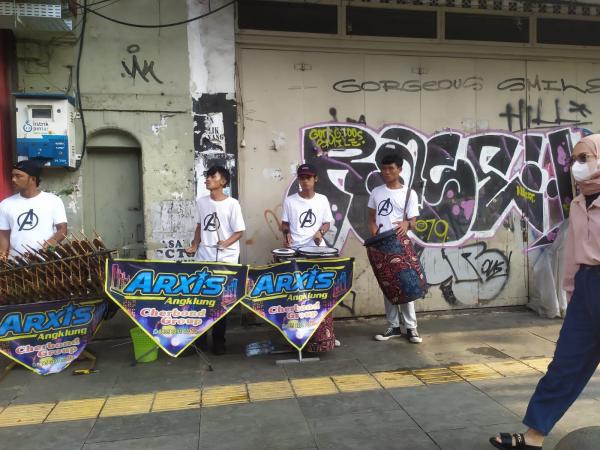 Arxis Angklung, Pengamen Jalanan di Sukabumi yang Lestarikan Budaya dan Seni Musik Tradisional