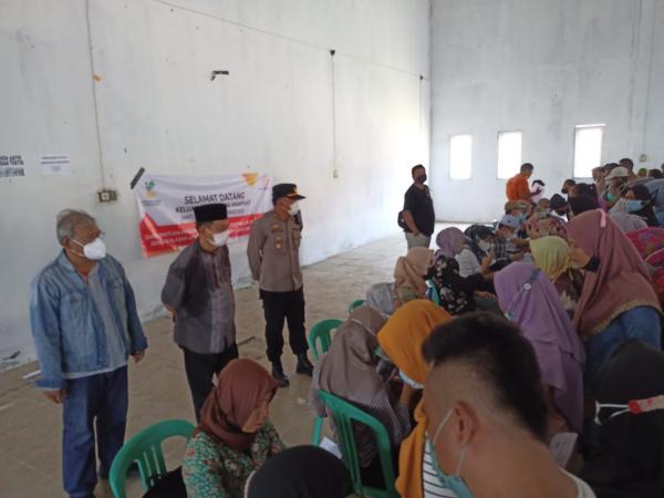 BLT Minyak Goreng di Kabupaten Cirebon Mulai Disalurkan, di Desa Suci Warga Sempat Dorong-dorongan