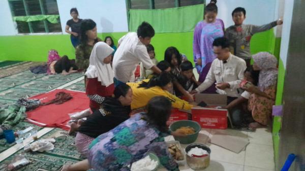 Alat Masak dan Makanan Terbawa Banjir, 14 KK Pengungsi Banjir Purbaratu Sahur Bersama di Madrasah