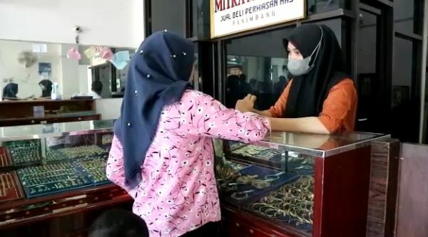 Jelang Lebaran, Toko Emas di Pasar Labuan dan Panimbang Dipenuhi Pembeli