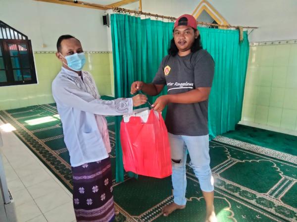 Kartar Ronggolawe Bersama Nurul Hayat Kabupaten Tuban Bagi Takjil ke Rumah Ibadah
