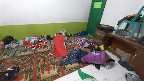 Pengungsi Korban Banjir Purbaratu Kota Tasikmalaya Sebangak 65 Jiwa, 30 Orang Tidur di Madrasah