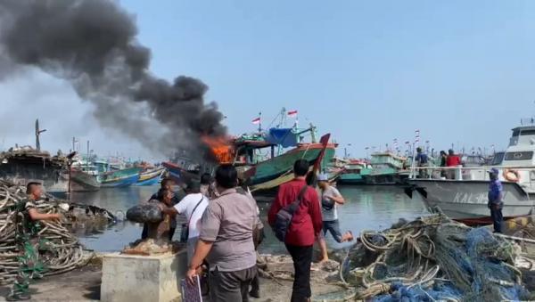 Kapal KM Sari Asih Baru 01 Dilalap si Jago Merah di Pelabuhan Pelindo Tegal 