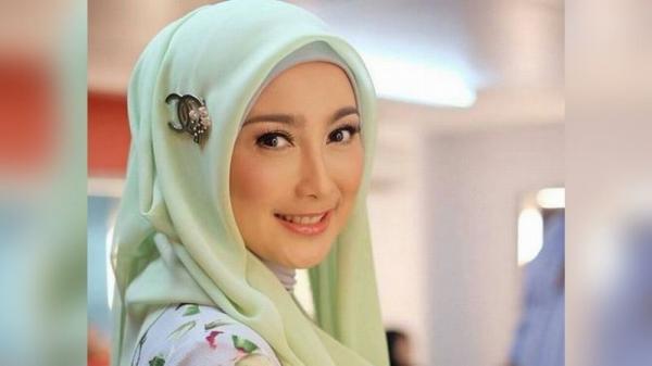 7 Artis-Artis 90an Berhijab Cantik, Ada yang Menekuni Dunia Politik