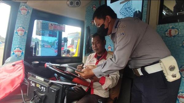 Jelang Mudik Lebaran, Petugas Lakukan Pengecekan Kendaraan di Terminal Pakupatan