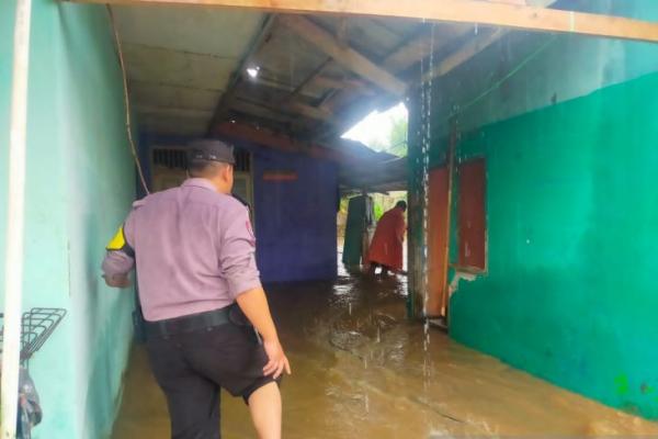 Sampah Tersumbat di Saluran Air Membuat Banjir di Kota Sukabumi