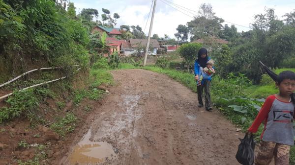 Dibiarkan Rusak Parah, Jalan Akses SMP 3 Sukamakmur dan Dua Kampung Dikeluhkan Warga