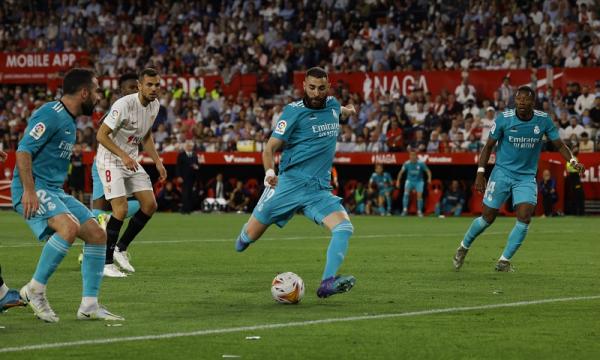 Tertinggal 2 Gol di Babak Pertama, Benzema Bawa Real Madrid Comeback Atas Sevila