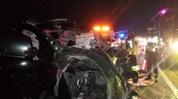 Kronologi Kecelakaan Maut Toyota Vellfire Personel Grup Musik Debu, Tabrak Truk hingga Ringsek