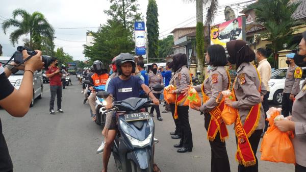 Polwan Polres Tasikmalaya Kota Bagikan Takjil Gratis ke Pengguna Jalan, AKBP Aszhari: Semoga Berkah