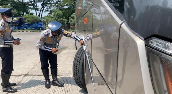 Jelang Lebaran, Petugas Terminal Ponorogo, Lakukan Ram Check Armada Bus