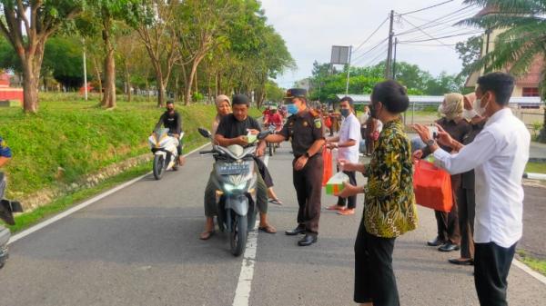 Kejari Bangka Barat Bagikan 200 Paket Takjil ke Pengendara di Jalan Taman Lokomotif Muntok