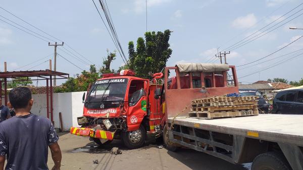 Mobil Damkar Subang Tabrak Truk Saat Hendak Padamkan Kebakaran