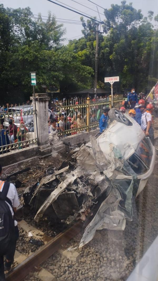 Satu Unit Mobil Tertabrak KRL Bogor-Jakarta, Penumpang Dievakuasi