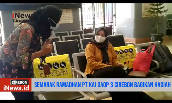 Video PT KAI Daop 3 Cirebon Bagi Souvenir untuk Penumpang
