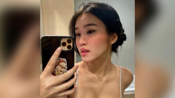 Selfie Pakai Baju Tidur Seksi, Anastasya Khosasih Buat Netizen Gempar