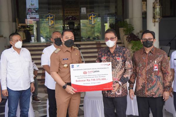 Terima CSR Bank Jatim, Eri Cahyadi: Masyarakat Surabaya Kita Latih Tingkatkan Taraf Hidup