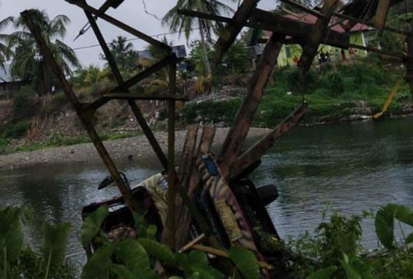 Jembatan Gantung Putus Minibus Pemudik Jatuh ke Sungai 2 Penumpang Tewas