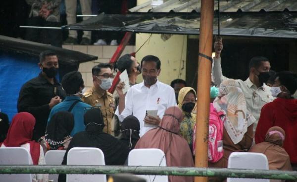 Datangi Pasar Ciawi Bogor, Jokowi Bagi-Bagi Bantuan Uang Tunai dan Sembako