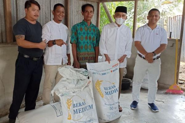 Anggota DPR Borong 4 Ton Beras Petani, Lalu Dibagi-bagikan ke Warga Miskin